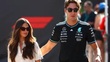 6 év után ezzel a csodálatos gyűrűvel jegyezte el gyönyörű spanyol szerelmét az F1 sztárja: Russell nem spórolt a romantikával