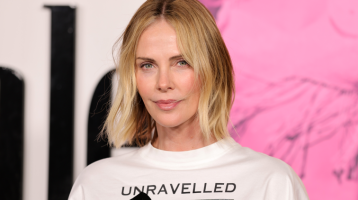 Leesik az állad, ha meglátod az 50 éves Charlize Theront bikiniben: a színésznő elképesztően néz ki