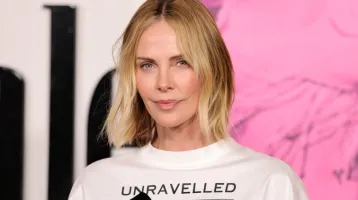 Leesik az állad, ha meglátod az 50 éves Charlize Theront bikiniben: a színésznő elképesztően néz ki