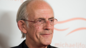 32 évvel fiatalabb nőért bolondul a Vissza a jövőbe sztárja: Christopher Lloyd fülig szerelmes a barna szépségbe 32 évvel fiatalabb nőért bolondul a Vissza a jövőbe sztárja: Christopher Lloyd fülig szerelmes a barna szépségbe