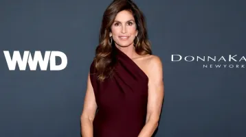 Cindy Crawford letarolta a vörös szőnyeget: testre simuló, félvállas burgundi ruhájában maga volt a tökély Cindy Crawford letarolta a vörös szőnyeget: testre simuló, félvállas burgundi ruhájában maga volt a tökély