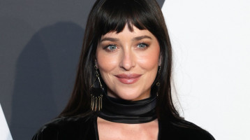 Dakota Johnson olyan kivágott ruhát vett fel, hogy egy pillanatra mindenkinek elakadt a lélegzete: mi is csak pislogunk