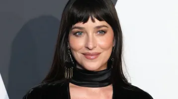 Dakota Johnson olyan kivágott ruhát vett fel, hogy egy pillanatra mindenkinek elakadt a lélegzete: mi is csak pislogunk