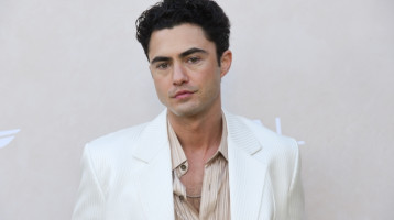 Ezért az észvesztően jóképű, 34 éves színészért rajong most mindenki: igazi szívtipró, aki után bomlanak a nők