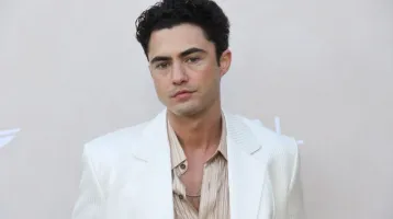 Ezért az észvesztően jóképű, 34 éves színészért rajong most mindenki: igazi szívtipró, aki után bomlanak a nők Ezért az észvesztően jóképű, 34 éves színészért rajong most mindenki: igazi szívtipró, aki után bomlanak a nők