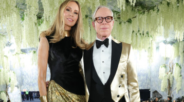 Tommy Hilfiger 15 évvel fiatalabb felesége igazán gyönyörű nő: az idén 60 esztendős Dee nemcsak csinos, de valódi stíluskirálynő is