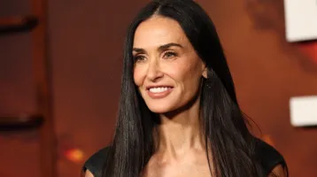 Demi Moore olyan ruhában jelent meg a párizsi divathéten, hogy mindenkinek elakadt a lélegzete