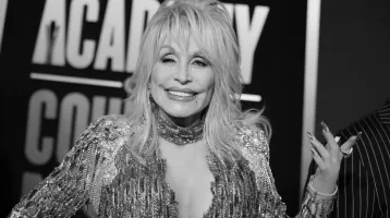 Meglepetést rejtő dobozt hagyott hátra Dolly Parton: 20 év múlva nyitható Meglepetést rejtő dobozt hagyott hátra Dolly Parton: 20 év múlva nyitható
