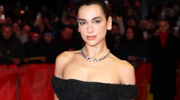 Minden tekintet Dua Lipa meztelenruhájára szegeződött: átlátszó darabban mutatta meg csodás testét az énekesnő Minden tekintet Dua Lipa meztelenruhájára szegeződött: átlátszó darabban mutatta meg csodás testét az énekesnő