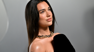 Falatnyi bikiniben mutatta meg tökéletes testét Dua Lipa: a vadító szett alig takart valamit a sztáron