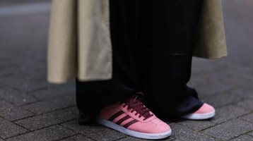 Leáldozott a fehér sneakernek: ez a sokoldalú lábbeli fogja uralni a tavaszi divattrendeket