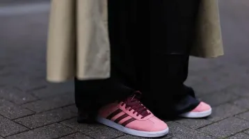 Leáldozott a fehér sneakernek: ez a sokoldalú lábbeli fogja uralni a tavaszi divattrendeket