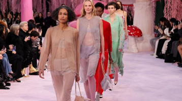 Hemzsegtek a pucérruák a Chanel párizsi divatbemutatóján - Fotók