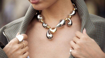 Ez a 6 ékszer fogja uralni a 2026-os divatot: nélkülük az utcára sem érdemes kilépni