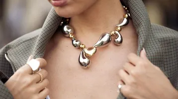 Ez a 6 ékszer fogja uralni a 2026-os divatot: nélkülük az utcára sem érdemes kilépni