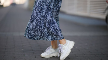 Leáldozott a fehér sneakernek: ezért a cipőért rajonganak most a nők, szinte le sem lehet robbantani a lábukról