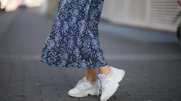 Leáldozott a fehér sneakernek: ezért a cipőért rajonganak most a nők, szinte le sem lehet robbantani a lábukról