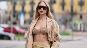 Újra hódít ez a bizarr divattrend: ezt villantja most mindenki a tavaszi outfitjében