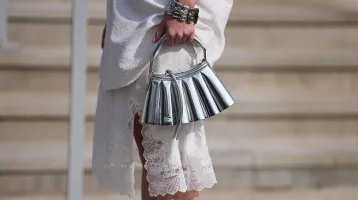 Ha csak egy táskát veszel idén, ez legyen az: minden szettet elegánsabbá tesz Ha csak egy táskát veszel idén, ez legyen az: minden szettet elegánsabbá tesz