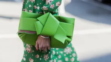 Viszlát, barna táska: ez a 7 szín azonnal stílusosabbá teszi a tavaszi outfitjeidet Viszlát, barna táska: ez a 7 szín azonnal stílusosabbá teszi a tavaszi outfitjeidet