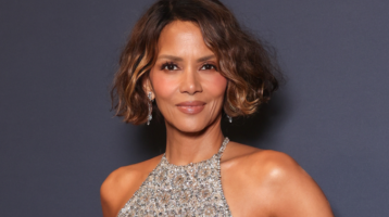 Arcpirító ruhát vett fel az 59 éves Halle Berry: olyan dekoltázst villantott, hogy felperzselte a vörös szőnyeget
