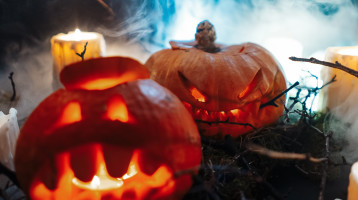 Nem tudjátok, minek öltözzetek? 5 ötletes halloweeni jelmez pároknak, amit az utolsó pillanatban is összedobhattok otthon Nem tudjátok, minek öltözzetek? 5 ötletes halloweeni jelmez pároknak, amit az utolsó pillanatban is összedobhattok otthon