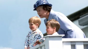 Elolvadunk: ilyen cuki becenéven szólította Vilmos herceg kisfiúként II. Erzsébetet