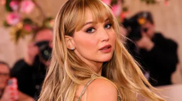 Jennifer Lawrence kabátja a szezon slágerdarabja: kényelmes és minden szettet feldob