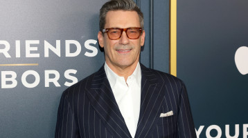 Hollywood igazi álompárja: Jon Hamm a forgatáson szeretett bele 17 évvel fiatalabb feleségébe