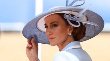 Diana előtt tisztelgett Katalin: szinte egy az egyben lemásolta a néhai hercegné szettjét, káprázatosan festett babakékben