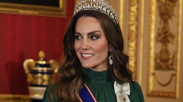 Katalin ámulatba ejtő zöld ruháját még Ránija is megirigyelné: úgy festett benne, akár egy arab hercegnő