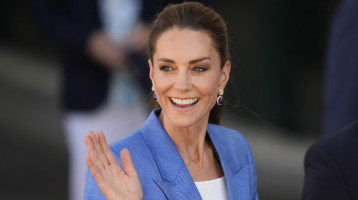 Fittyet hányt a protokollra: Katalin hercegné egy piros sortban mutatta meg magát