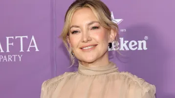 Kate Hudson új szintre emelte a maffiafeleség-stílust: mindenkit megbabonázott csodás szőrmekabátjában
