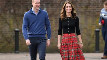Felejtsd el a farmert idén ősszel: ezt a 3 szoknyát hordja most Kate Middleton, Zoë Kravitz és Katie Holmes