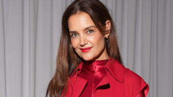 Katie Holmes újra divatba hozta a 2010-es évek kedvenc frizuráját, a végeredmény pedig tökéletes lett