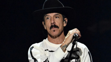 33 évvel fiatalabb nőt szeret a világhírű, 63 esztendős énekes: gyönyörű hölgy hódította meg a rocksztár szívét 33 évvel fiatalabb nőt szeret a világhírű, 63 esztendős énekes: gyönyörű hölgy hódította meg a rocksztár szívét