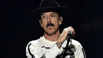 33 évvel fiatalabb nőt szeret a világhírű, 63 esztendős énekes: gyönyörű hölgy hódította meg a rocksztár szívét 33 évvel fiatalabb nőt szeret a világhírű, 63 esztendős énekes: gyönyörű hölgy hódította meg a rocksztár szívét