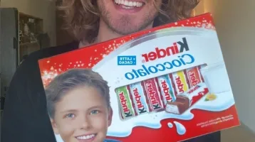 Emlékszel még a Kinder csokis kisfiúra? Dögös szívtipró lett belőle, akiért odáig vannak a nők Emlékszel még a Kinder csokis kisfiúra? Dögös szívtipró lett belőle, akiért odáig vannak a nők