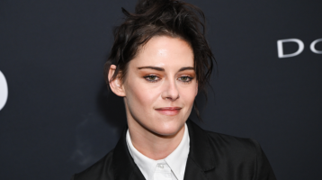 Kristen Stewart elfelejtett felsőt húzni: melltartóban jelent meg mindenki előtt a színésznő Kristen Stewart elfelejtett felsőt húzni: melltartóban jelent meg mindenki előtt a színésznő