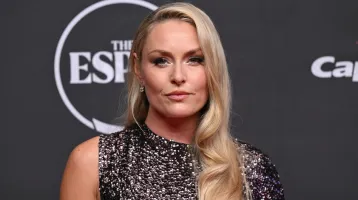 Öt hónappal a szörnyű olimpiai bukás után: még mindig törött lábbal ragyog a vörös szőnyegen Lindsey Vonn
