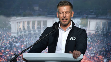 Magyar Péter a fia miatt kérte ezt az újságoktól, rögtön meg is osztotta