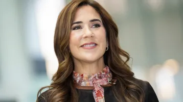 Mária dán királyné olyan gyönyörű szettben ment színházba, hogy egyből mindenkinek leesett az álla