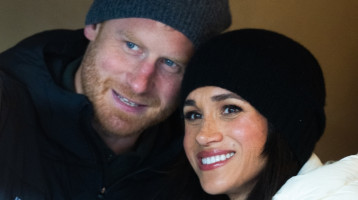 Friss fotón Archie és Lilibet: Harryék idei karácsonyi üdvözlőlapja a tavalyinál is édesebbre sikerült