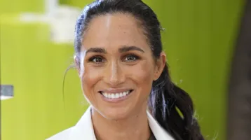 Meghan új szintre emelte a nadrágkosztüm fogalmát: Harry felesége szédítően festett ebben a fehér szettben 