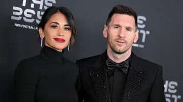 Ezt a fürdőruhát mintha Messi feleségére öntötték volna, valósággal tündököl benne