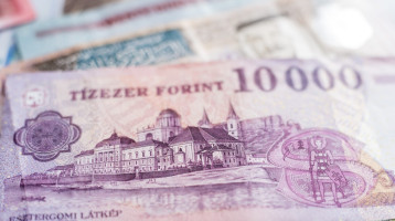 Elhagyná Magyarországot a Nagy Ő sztárja, több milliós tartozást vertek rá