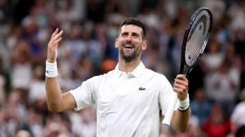 Nem elegáns, ha a rövid nadrághoz zakót veszel fel? Novak Djokovic megcsinálta