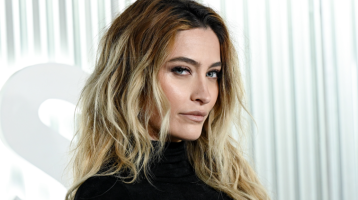 Michael Jackson lánya ellopta a show-t: a csodaszép Paris a legvagányabb ruhában lejtett végig a kamerák előtt Michael Jackson lánya ellopta a show-t: a csodaszép Paris a legvagányabb ruhában lejtett végig a kamerák előtt