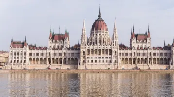 Váratlan fordulat: a Partizán csatorna munkatársait nem engedték be a Parlamentbe, az indoklással pedig hamar lebuktak Váratlan fordulat: a Partizán csatorna munkatársait nem engedték be a Parlamentbe, az indoklással pedig hamar lebuktak