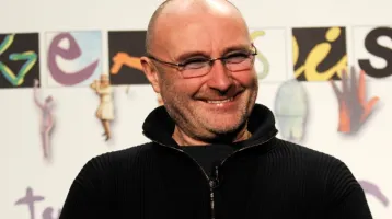 Phil Collins ritkán látott fia egy az egyben édesapja klónja: a 21 éves Matthew megtévesztésig hasonlít az énekesre